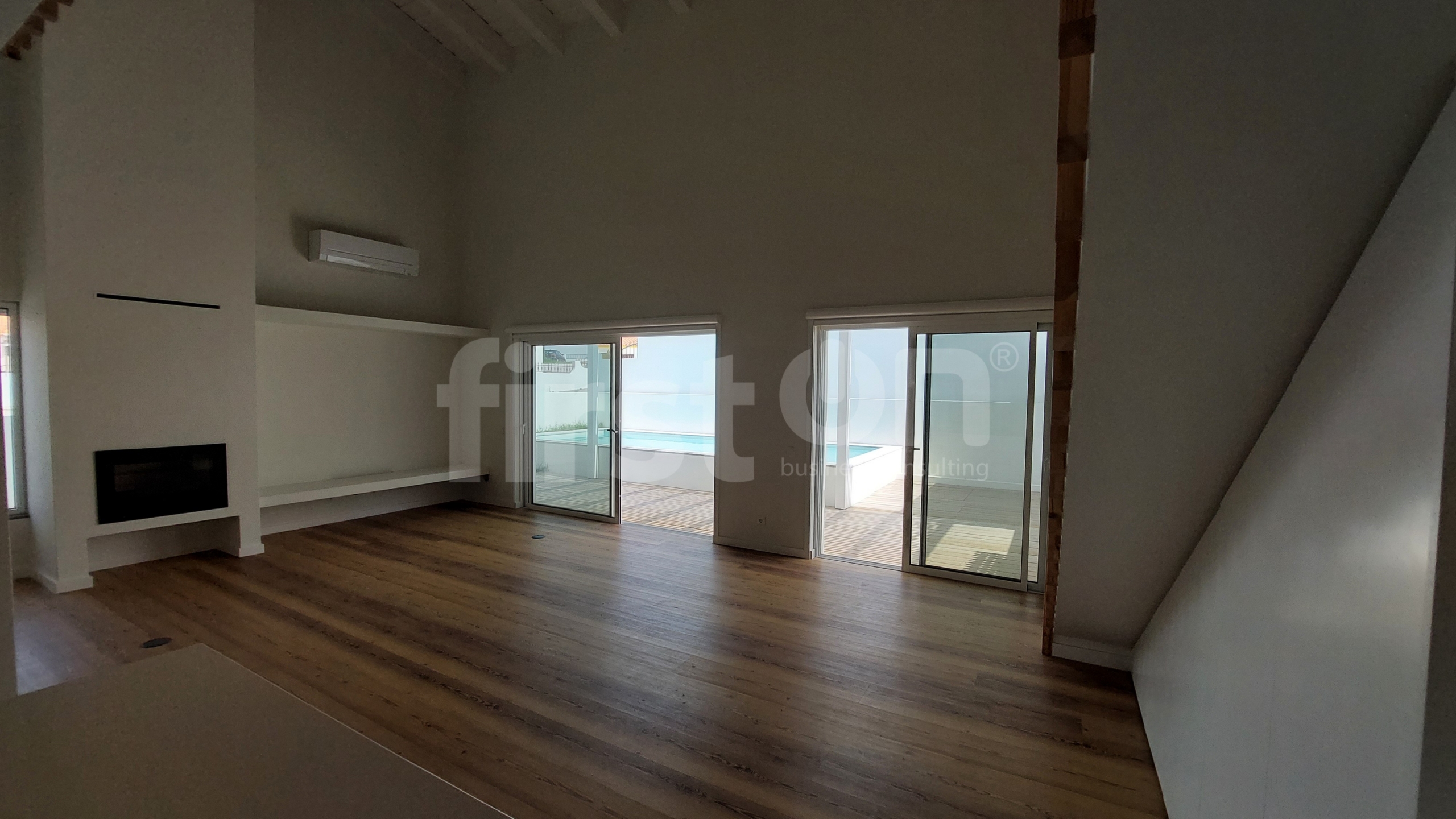 06 – Sala com Acesso a Piscina Moradia T4 Duplex com Piscina, Alcácer do Sal